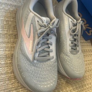 Brooks Adrenaline Women’s Light Gray Running Shoes with Pink Logo 7 wide